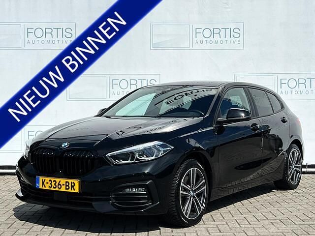 Zwart Gebruikt 2020 BMW 118 Executive Hatchback | € 20.900 (Goede deal) - Afbeelding 1/4
