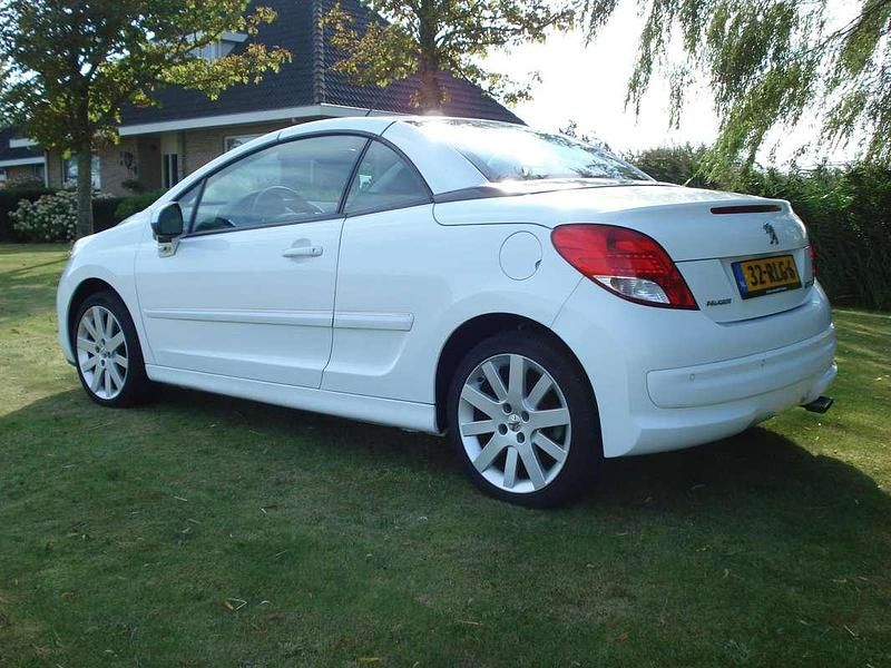 Occasion Peugeot 207 Griffe 120 PK (88 kW) 2011 Wit Cabriolet