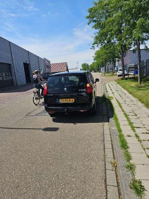 Zwart Gebruikt 2010 Peugeot 5008 MPV | € 2.000 (Eerlijke prijs) - Afbeelding 1/1