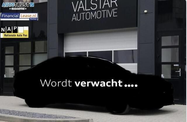 Grijs, metallic lak Gebruikt 2015 Mercedes CLA180 AMG line Sedan | € 18.950 (Eerlijke prijs) - Afbeelding 1/4