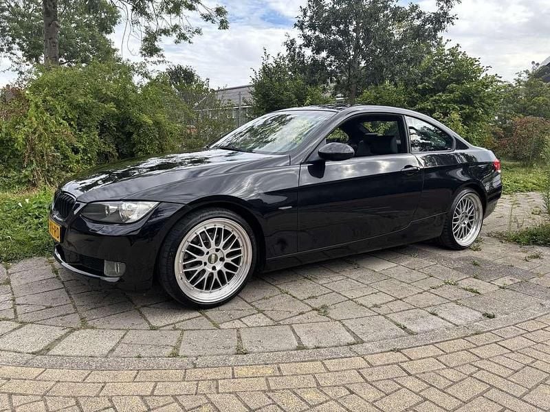 Zwart Gebruikt 2007 BMW 320 Coupé | € 5.950 (Eerlijke prijs) - Afbeelding 1/4