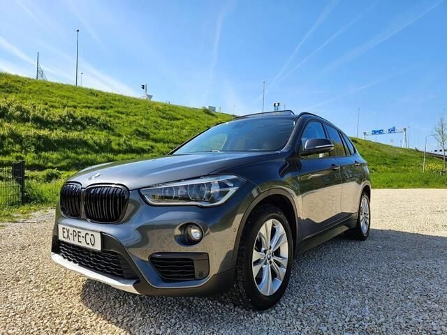 Grijs, metallic lak Gebruikt 2019 BMW X1 SUV | € 28.950 (Duur) - Afbeelding 1/4