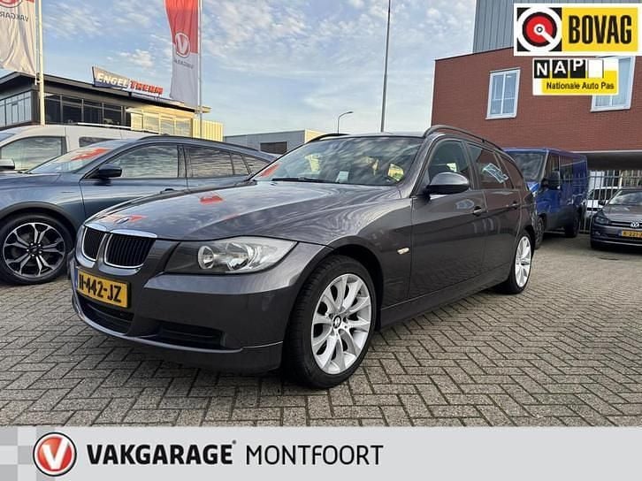 Grijs (metallic) Gebruikt 2007 BMW 318 Stationwagen | € 1.500 (Goede deal) - Afbeelding 1/4