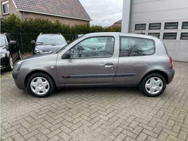 Occasion Renault Clio II Expression 75 PK (55 kW) 2003 Grijs Hatchback