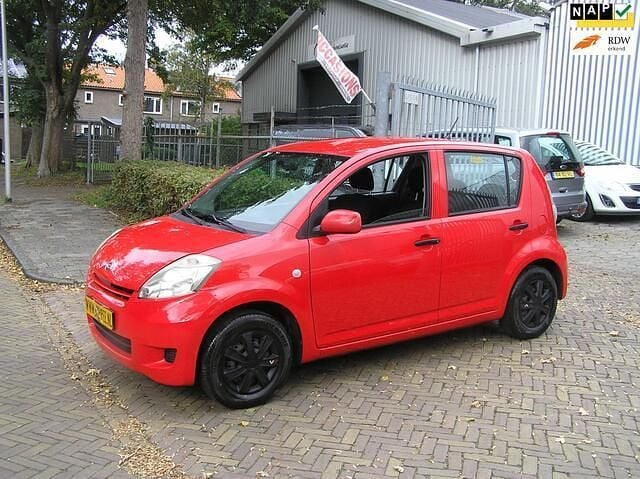 Rood Gebruikt 2008 Daihatsu Sirion Hatchback | € 2.250 (Goede deal) - Afbeelding 1/4