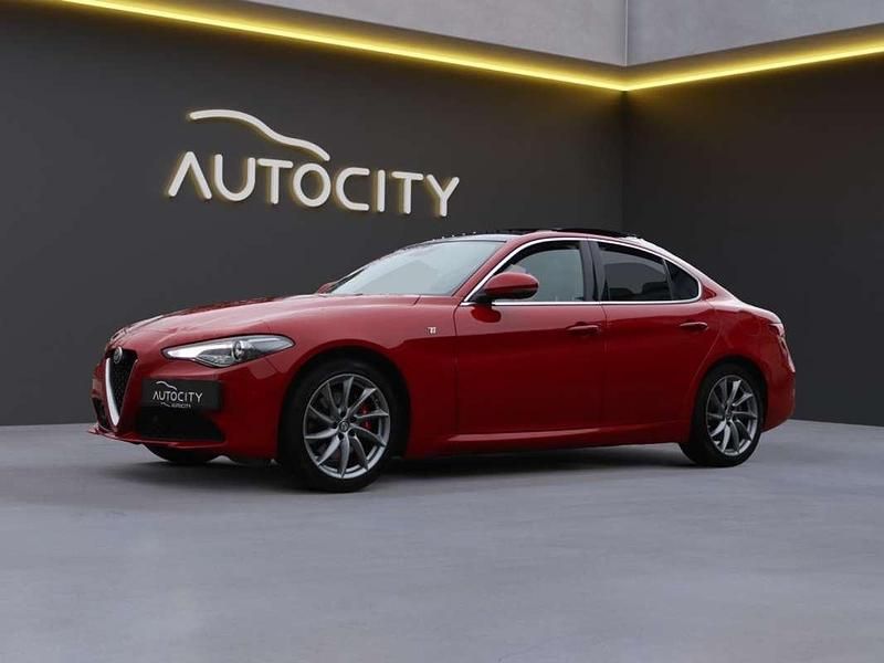 Rood (metallic) Gebruikt 2021 Alfa Romeo Giulia Lusso Sedan | € 35.950 (Eerlijke prijs) - Afbeelding 1/4