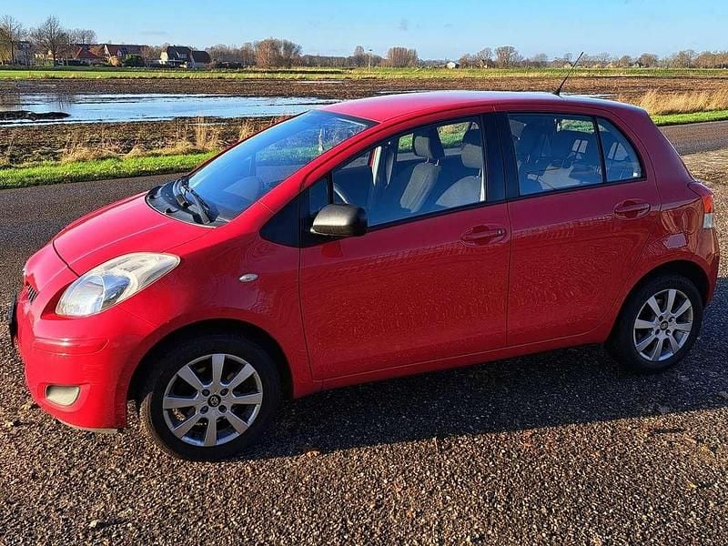 Rood Occasion 2012 Toyota Yaris MPV | € 5.750 (Goede deal) - Afbeelding 1/4