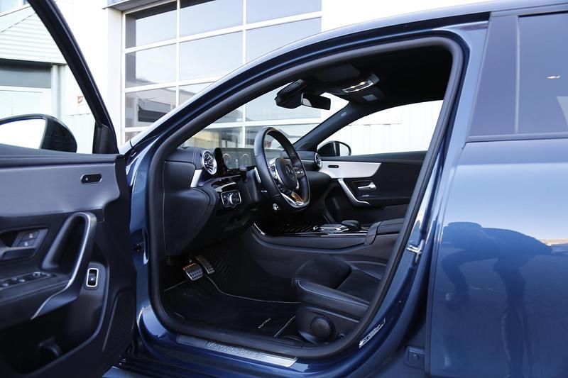Occasion Mercedes A250 AMG line 218 PK (160 kW) 2021 Blauw Hatchback