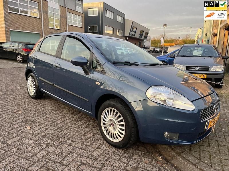Blauw (metallic) Occasion 2007 Fiat Grande Punto Dynamic Hatchback | € 1.495 (Goede deal) - Afbeelding 1/4