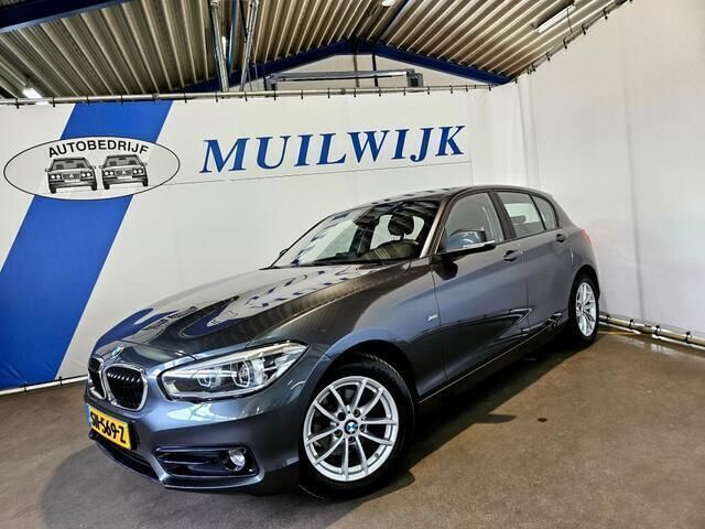 Grijs Gebruikt 2018 BMW 118 Executive Hatchback | € 18.450 (Goede deal) - Afbeelding 1/4