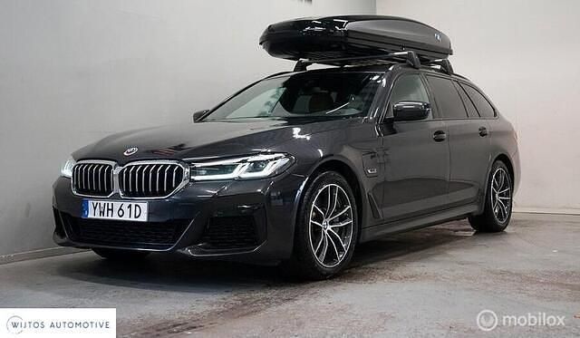 Grijs, metallic lak Gebruikt 2022 BMW 530e M Sport Stationwagen | € 40.950 (Eerlijke prijs) - Afbeelding 1/4
