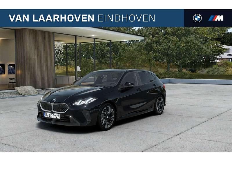 Zwart Nieuw 2025 BMW 120 M Sport Hatchback | € 49.728 (Goede deal) - Afbeelding 1/4