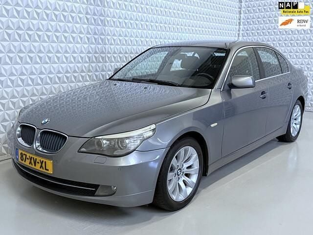 Grijs (metallic) Gebruikt 2007 BMW 520 Sedan | € 5.999 (Eerlijke prijs) - Afbeelding 1/4