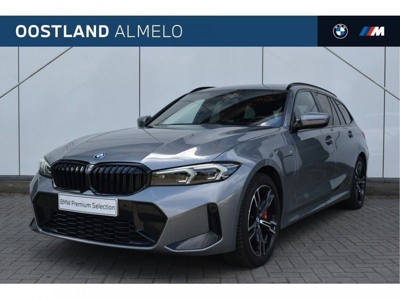 Skyscraper grey (grijs metallic) Gebruikt 2024 BMW 330e Comfort Edition Stationwagen | € 51.950 (Super prijs) - Afbeelding 1/4