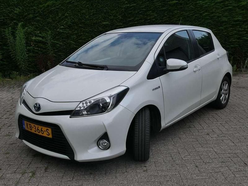 Wit Gebruikt 2014 Toyota Yaris Hybrid MPV | € 7.499 (Goede deal) - Afbeelding 1/4