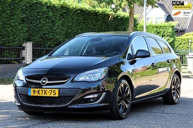 Zwart Gebruikt 2013 Opel Astra Cosmo Stationwagen | € 4.395 (Eerlijke prijs) - Afbeelding 1/4