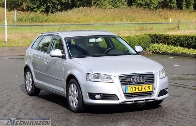 Grijs Gebruikt 2010 Audi A3 Sportback Attraction Hatchback | € 5.899 (Eerlijke prijs) - Afbeelding 1/4