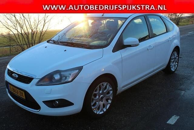 Wit (metallic) Occasion 2009 Ford Focus Trend Hatchback | € 2.699 (Eerlijke prijs) - Afbeelding 1/4