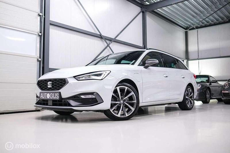 Wit Gebruikt 2021 Seat Leon ST FR Stationwagen | € 18.990 (Iets duurder) - Afbeelding 1/4