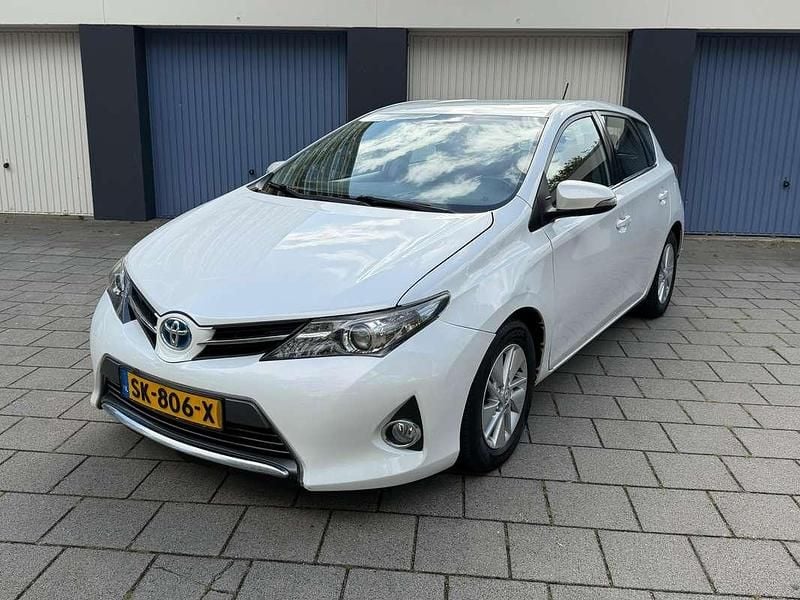 Wit Occasion 2014 Toyota Auris Hybrid Hatchback | € 6.950 (Eerlijke prijs) - Afbeelding 1/4