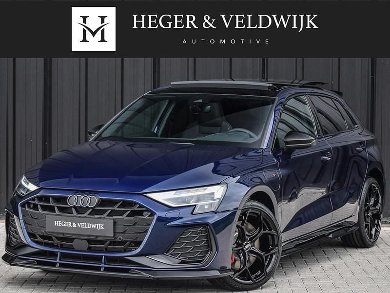 Blauw Nieuw 2025 Audi A3 Sportback e-tron Competition Sedan | € 54.450 (Eerlijke prijs) - Afbeelding 1/4