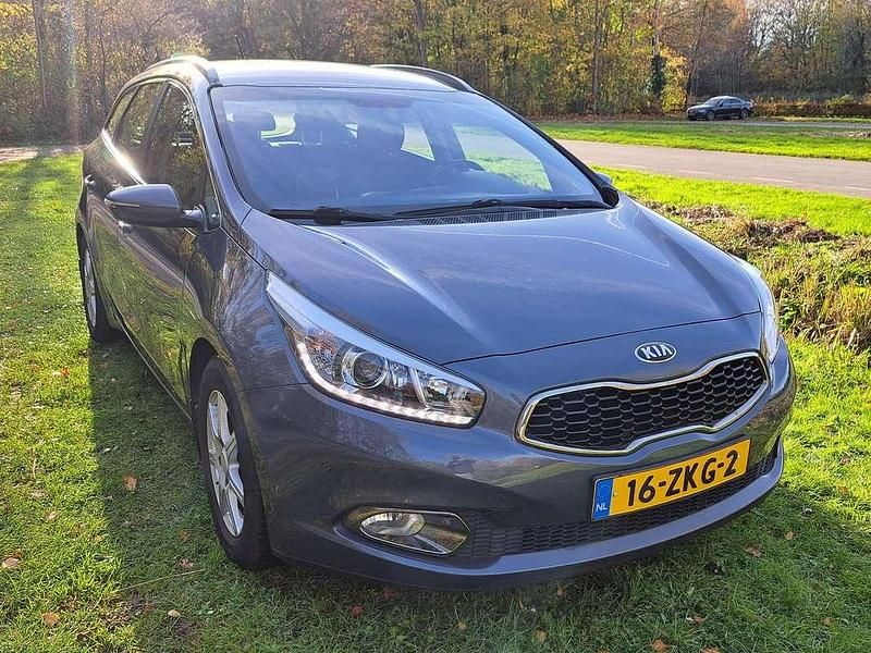 Blauw Occasion 2013 Kia Ceed Plus Hatchback | € 7.250 (Eerlijke prijs) - Afbeelding 1/4