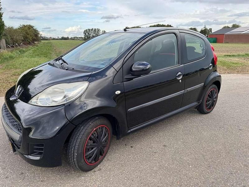 Zwart Gebruikt 2011 Peugeot 107 Hatchback | € 2.250 (Goede deal) - Afbeelding 1/4