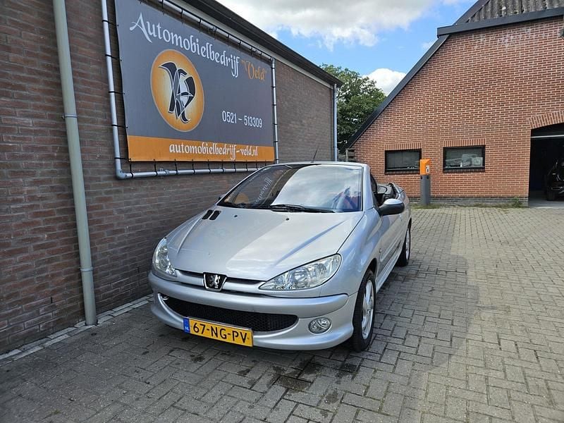 Grijs Gebruikt 2003 Peugeot 206 Cabriolet | € 1.995 (Eerlijke prijs) - Afbeelding 1/4