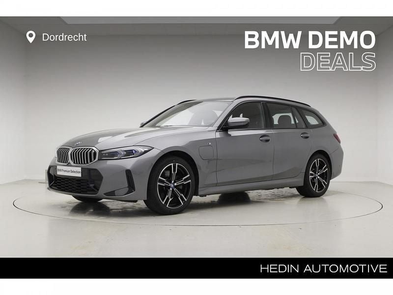 Grijs Gebruikt 2024 BMW 330e M Sport Stationwagen | € 43.895 (Super prijs) - Afbeelding 1/3