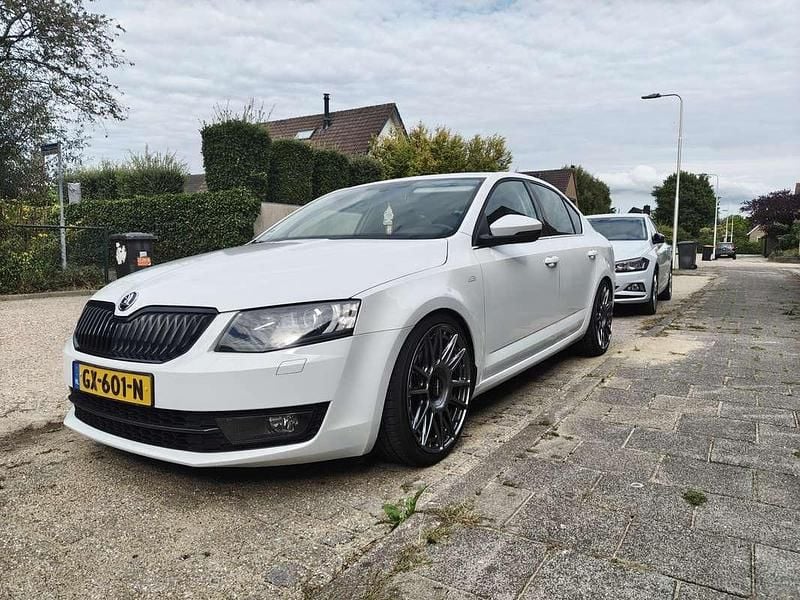 Wit Gebruikt 2015 Skoda Octavia Sedan | € 14.000 (Duur) - Afbeelding 1/4