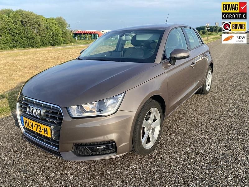 Grijs (metallic) Occasion 2015 Audi A1 Sportback Sport Hatchback | € 14.250 (Eerlijke prijs) - Afbeelding 1/4