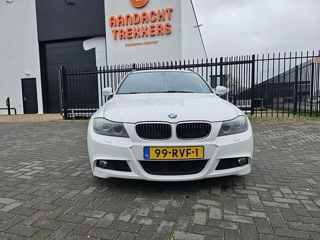 Wit Gebruikt 2011 BMW 320 M Sport Stationwagen | € 4.750 (Eerlijke prijs) - Afbeelding 1/4