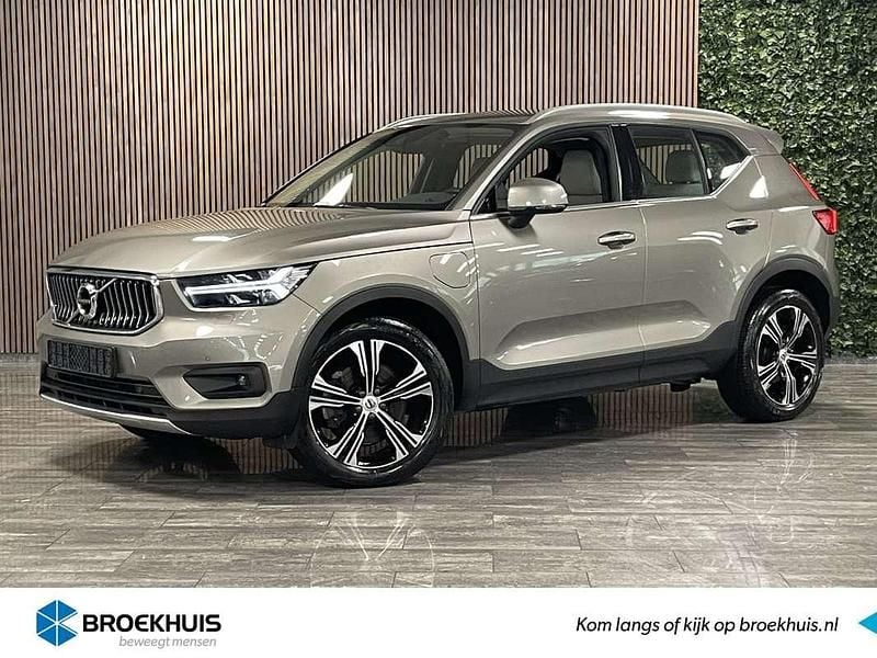 Grijs, metallic lak Gebruikt 2020 Volvo XC40 Inscription SUV | € 32.500 - Afbeelding 1/4