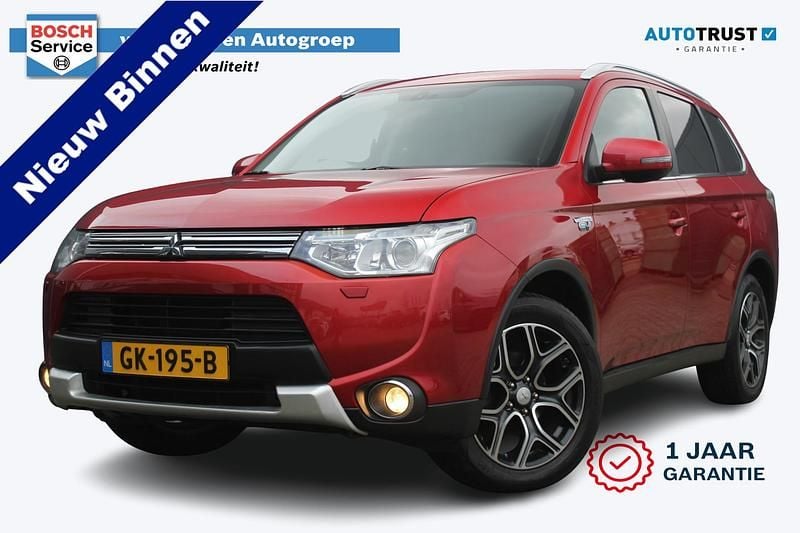 Rood Gebruikt 2015 Mitsubishi Outlander P-HEV Edition SUV | € 13.495 (Eerlijke prijs) - Afbeelding 1/4