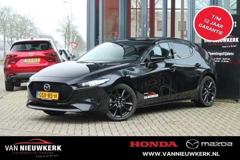 Jet black (zwart mica) Gebruikt 2024 Mazda 3 Exclusive-Line Hatchback | € 33.900 (Duur) - Afbeelding 1/4