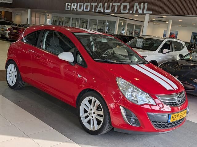 Rood Occasion 2011 Opel Corsa Cosmo Hatchback | € 4.444 (Eerlijke prijs) - Afbeelding 1/4