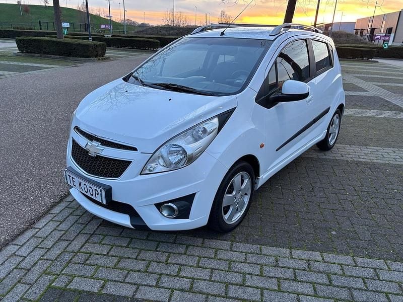 Wit Gebruikt 2011 Chevrolet Spark LT Hatchback | € 3.450 (Eerlijke prijs) - Afbeelding 1/4
