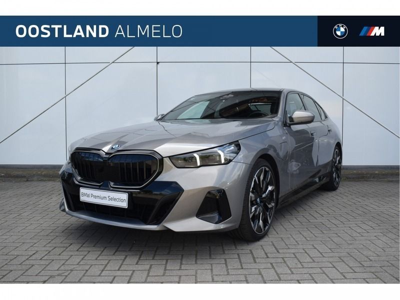 Oxidgrau (grijs metallic) Gebruikt 2024 BMW 550e Comfort Edition Sedan | € 88.950 (Super prijs) - Afbeelding 1/4