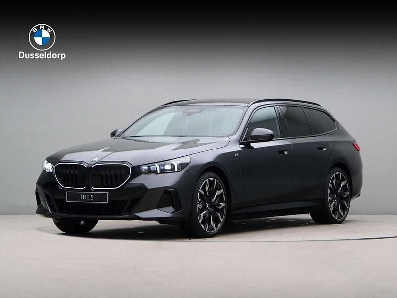 Grijs Nieuw 2025 BMW 530e Performance Stationwagen | € 102.049 - Afbeelding 1/4