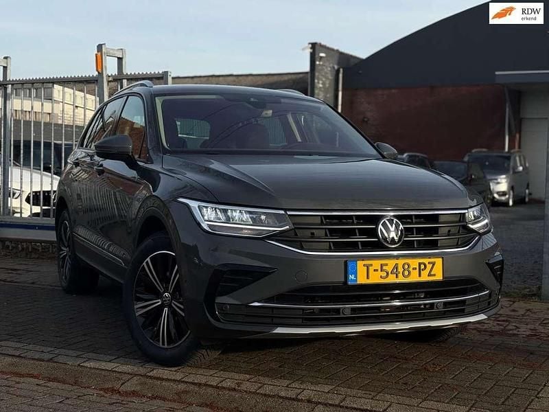 Grijs (metallic) Occasion 2022 VW Tiguan Active SUV | € 25.950 (Super prijs) - Afbeelding 1/4
