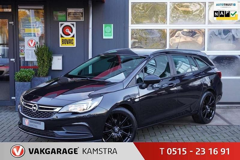Zwart Gebruikt 2016 Opel Astra Edition Stationwagen | € 7.850 (Goede deal) - Afbeelding 1/3