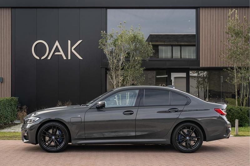 Grijs Occasion 2023 BMW 330e M Sport Sedan | € 31.700 (Super prijs) - Afbeelding 1/4