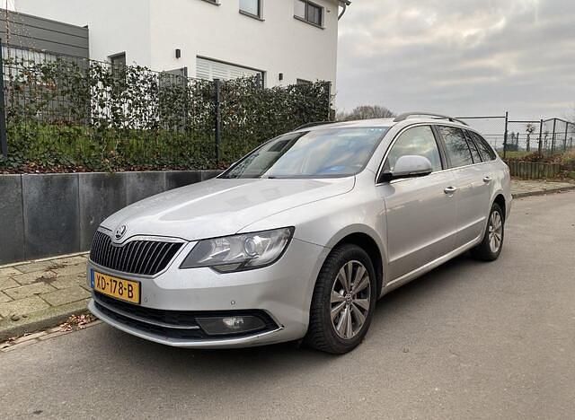 Grijs (metallic) Occasion 2014 Skoda Superb Stationwagen | € 5.950 (Eerlijke prijs) - Afbeelding 1/4