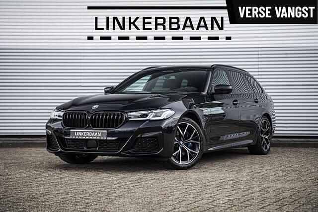 Zwart Gebruikt 2022 BMW 530e M Sport Stationwagen | € 42.895 (Iets duurder) - Afbeelding 1/2