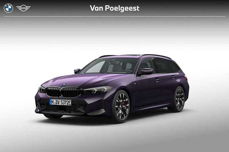 Daytona violet metallic (paars metallic) Nieuw 2025 BMW 330e M Sport Stationwagen | € 79.336 (Iets duurder) - Afbeelding 1/4