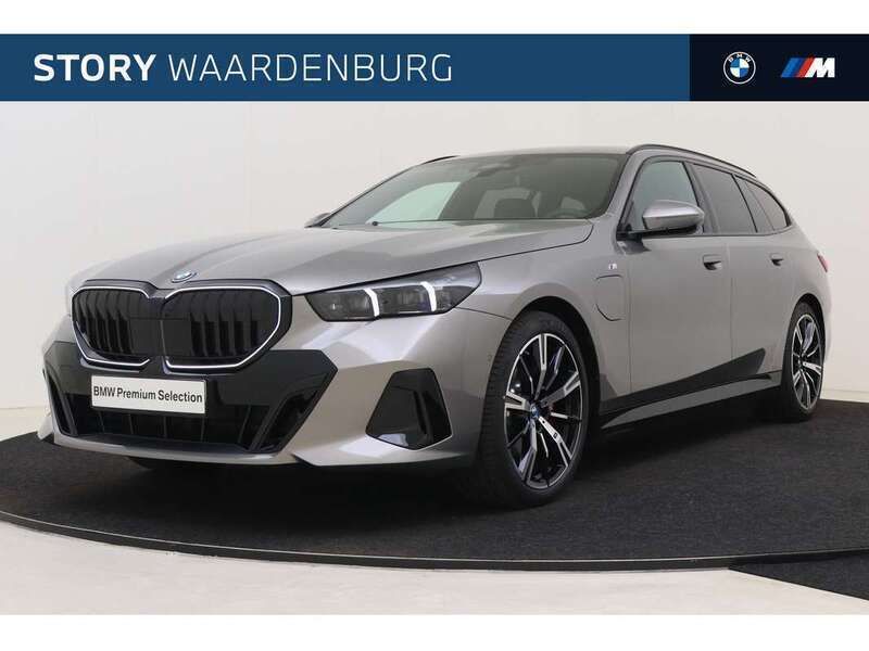 Grijs, metallic lak Gebruikt 2025 BMW 530 M Sport Stationwagen | € 86.495 - Afbeelding 1/4