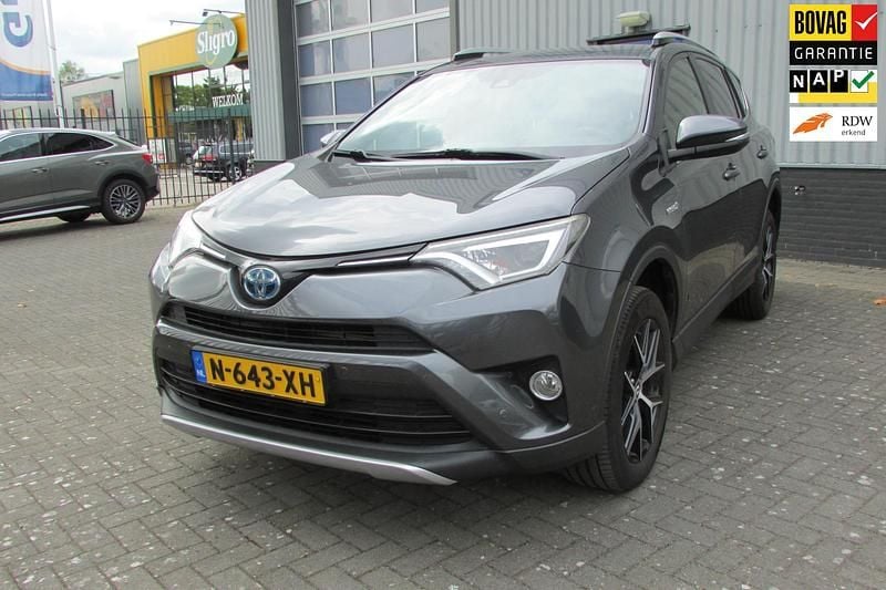 Grijs, metallic lak Gebruikt 2017 Toyota RAV4 Hybrid Style SUV | € 19.750 (Eerlijke prijs) - Afbeelding 1/4