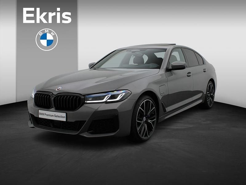 Grijs Gebruikt 2022 BMW 545e M Sport Sedan | € 54.900 (Eerlijke prijs) - Afbeelding 1/4