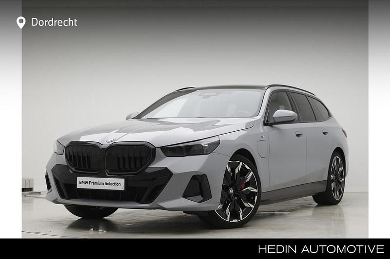 Grijs Occasion 2025 BMW 550e M Sport Stationwagen | € 82.495 (Iets duurder) - Afbeelding 1/3