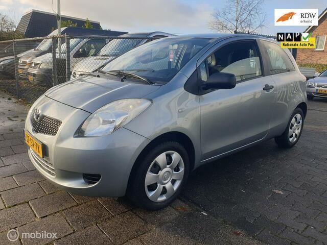 Grijs, metallic lak Gebruikt 2006 Toyota Yaris Terra Hatchback | € 3.499 (Eerlijke prijs) - Afbeelding 1/4